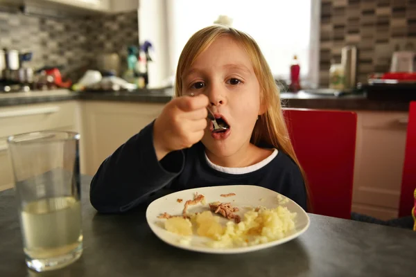 Ребенок ест картошку — стоковое фото