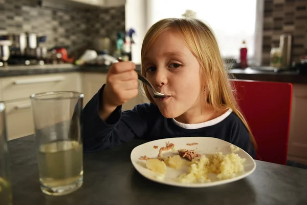 Bambino che mangia patate — Foto Stock