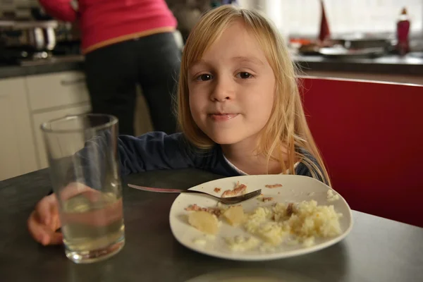 Kind eten aardappelen — Stockfoto