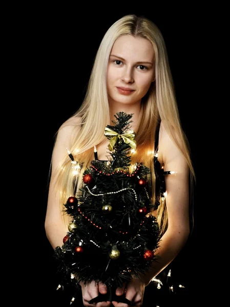 Donna bionda con luci dell'albero di Natale — Foto Stock