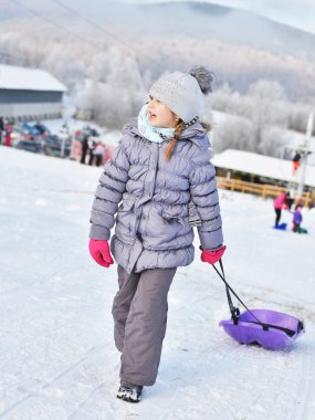 Atlı kızak ile küçük kız