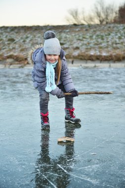 Buz pateni küçük kız