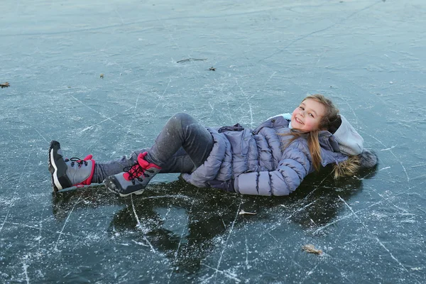 アイス スケート リンクの少女 — ストック写真