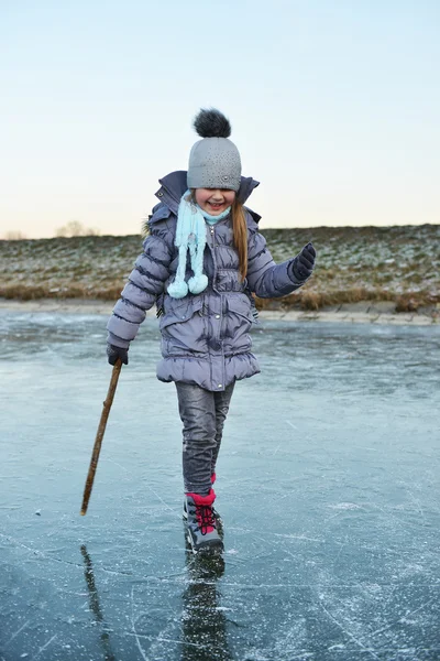 Little girl at the ice rink — Stock Photo, Image