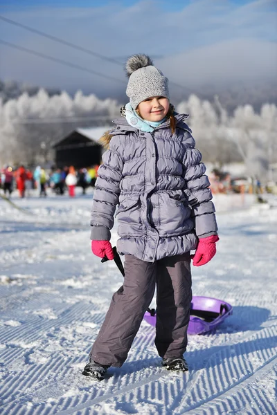 Meisje met slee — Stockfoto