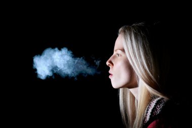 Sigara içen kadın.