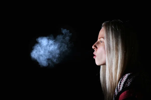 Frau raucht eine Zigarette — Stockfoto