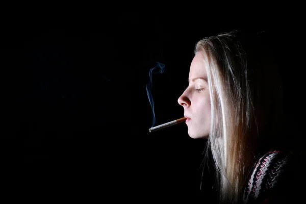 Žena kouří cigaretu — Stock fotografie