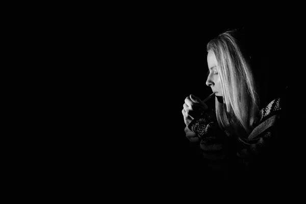 Cigarettázó nő — Stock Fotó