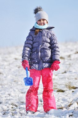 küçük kız açık havada