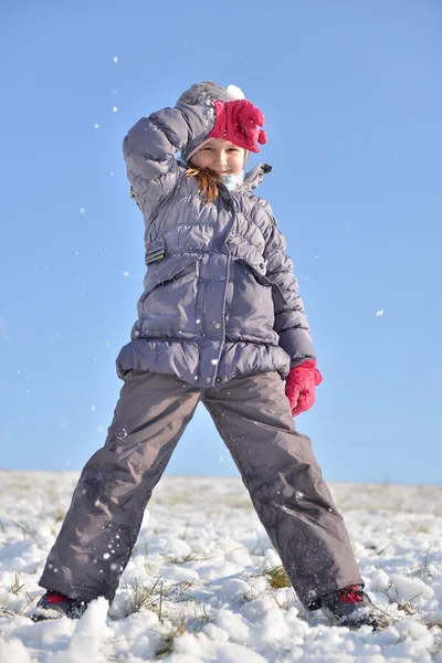 Kleines Mädchen im Freien — Stockfoto