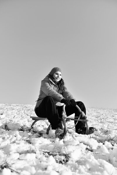 Счастливая женщина на санях
