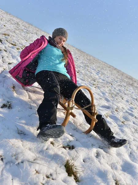 Gelukkige vrouw op slee — Stockfoto