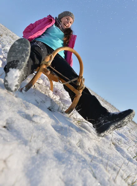 幸福的女人，在雪橇上 — 图库照片