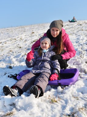 Küçük kız bir atlı kızak yolculuğu whith anne zevk