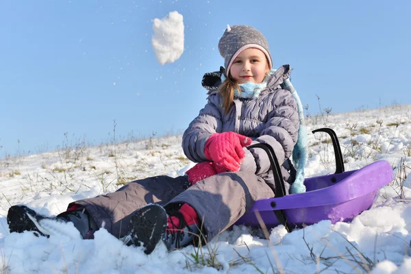Little girl enjoying a sleigh ride. — Stock Photo, Image