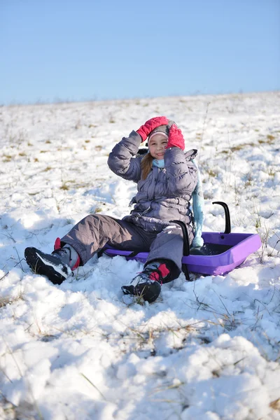 Menina desfrutando de um passeio de trenó . — Fotografia de Stock