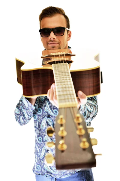 Учитель гитары изолирован — стоковое фото