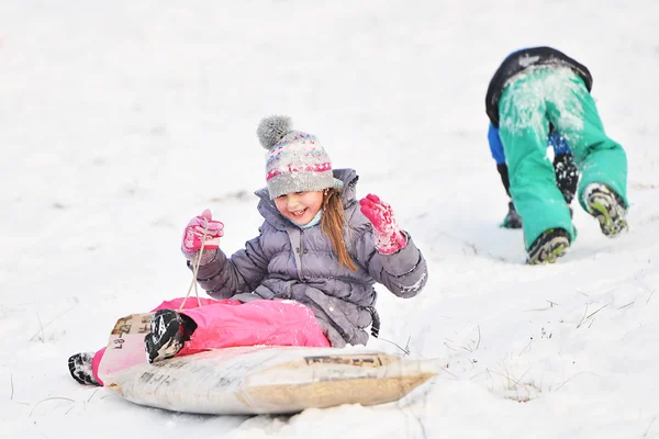 Little girl enjoying a sleigh ride. — Stock Photo, Image