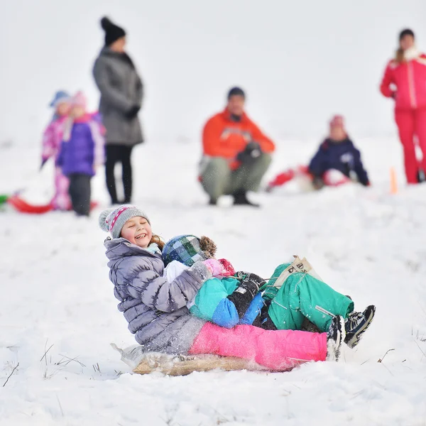 Menina desfrutando de um passeio de trenó . — Fotografia de Stock