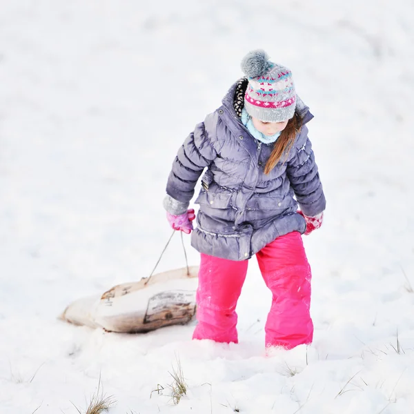 享受驾雪橇的小女孩. — 图库照片