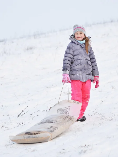 Little girl enjoying a sleigh ride. — Stock Photo, Image