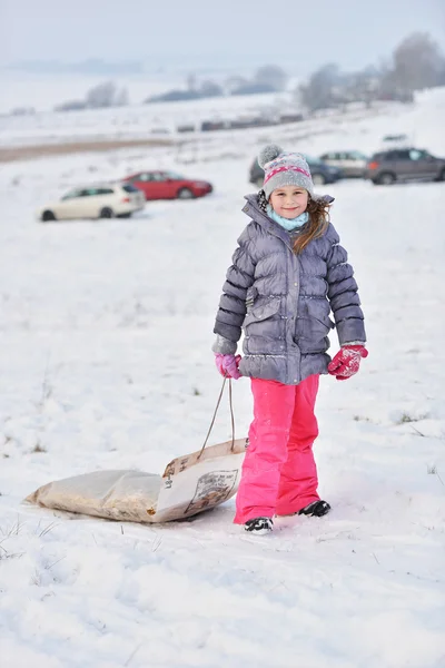 Meisje genieten van een sleigh rit — Stockfoto