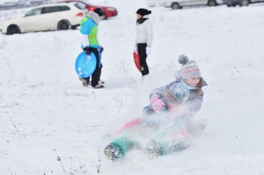 Küçük kız bir atlı kızak yolculuğu zevk