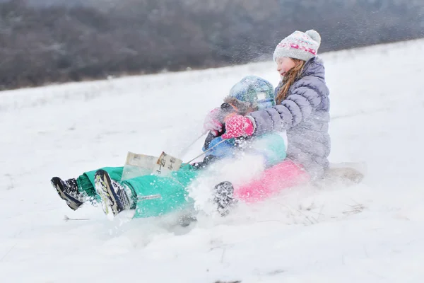 Meisje genieten van een sleigh rit — Stockfoto