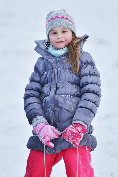 Lilla tjejen njuter av en slädtur — Stockfoto