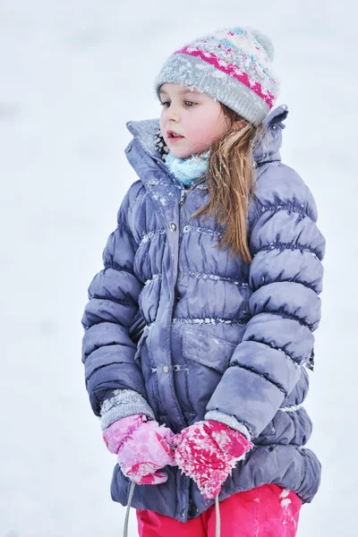 Niña disfrutando de un paseo en trineo — Foto de Stock