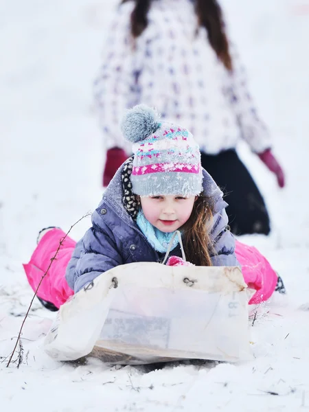 享受驾雪橇的小女孩 — 图库照片