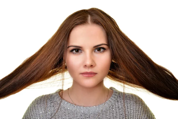 Porträt einer attraktiven, modischen jungen brünetten Frau. — Stockfoto