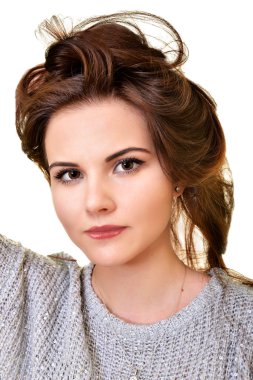 Çekici, zarif, esmer bir kadının portresi..