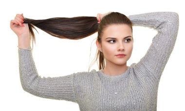 Çekici, zarif, esmer bir kadının portresi..