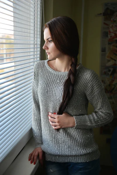 매력적 인 젊은 갈색 머리 여자의 모습. — 스톡 사진