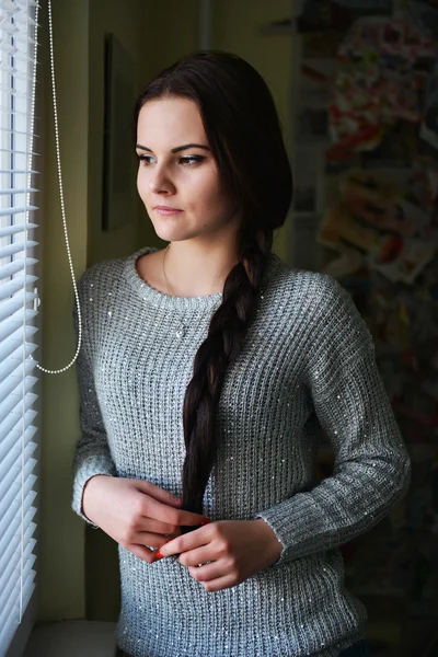 Retrato de uma jovem morena atraente e elegante. — Fotografia de Stock