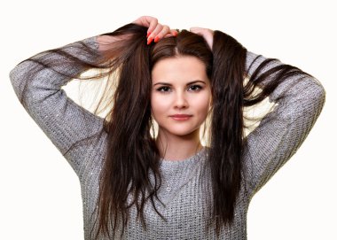 Çekici, zarif, esmer bir kadının portresi..