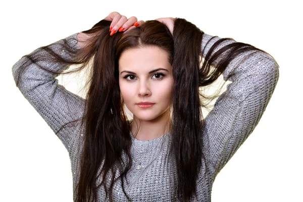 Portret van een aantrekkelijke modieuze jonge brunette vrouw. — Stockfoto