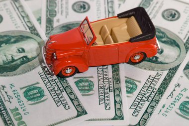 Banknotta model kırmızı oyuncak arabanın klasik küçük dekoratifi var..