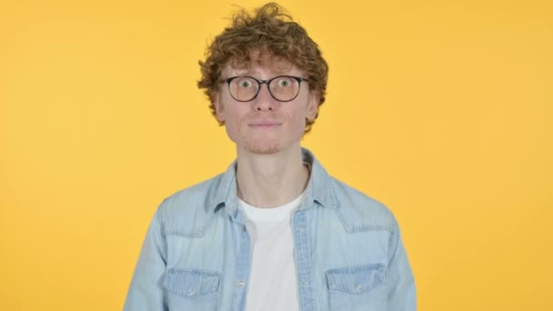 Welcoming Redhead Young Man Waving, Yellow Background — Stock Video