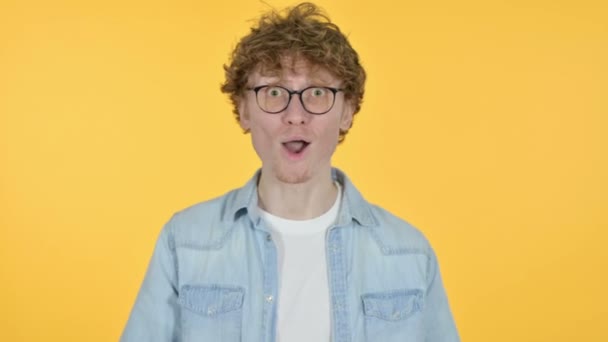 Clapping Redhead Young Man Clapping, Applauding, Yellow Background — Stock Video