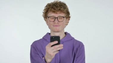 Kızıl Saçlı Genç Adam Akıllı Telefon Kullanıyor, Beyaz Arkaplan