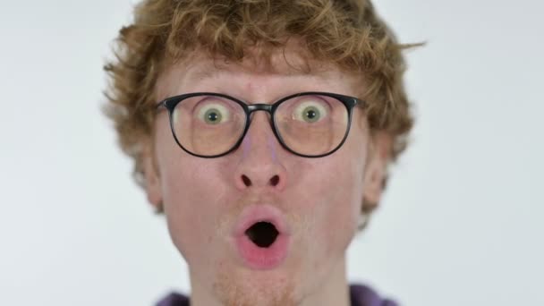 Detailní záběr na tvář šokovaného rusovlasého mladíka — Stock video