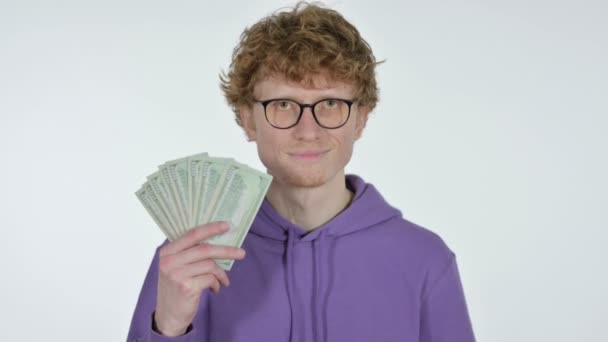 Rossa Giovane uomo contando dollari, sfondo bianco — Video Stock