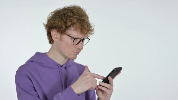 Αποτυχία στο Smartphone από Redhead Young Man, Λευκό Φόντο — Αρχείο Βίντεο