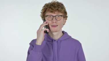 Kızıl saçlı genç adam Smartphone 'da konuşuyor, Beyaz Arkaplan