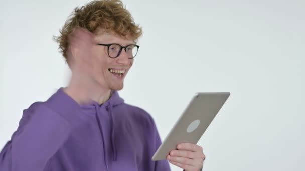 Éxito en la tableta de Redhead Young Man, fondo blanco — Vídeos de Stock