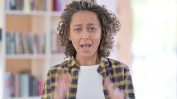 Portret wściekłej mieszanej kobiety rasy krzyczącej — Wideo stockowe