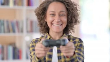 Video Oyunu Oynayan Karışık Irklı Kadın Portresi